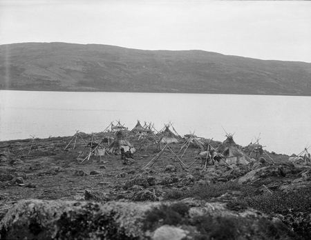 Tshinuatipish, sur le Mushuau-nipi (lac de la Hutte Sauvage), tel qu´il apparaissait lorsque William Brooks Cabot y alla en ao�t 1910 (rivi�re George) (photo William Brooks Cabot, courtoisie Smithsonian Institution)