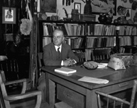 Frank G. Speck dans son bureau du College Hall, � l'Universit� de la 
Pennsylvanie, vers 1937. Courtoisie des archives de l'Universit� de la 
Pennsylvanie.