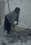 Femme innue non identifi�e utilisant un grattoir pour enlever la fourrure d´une peau de caribou, 1966-1968 (photo Georg Henriksen)
